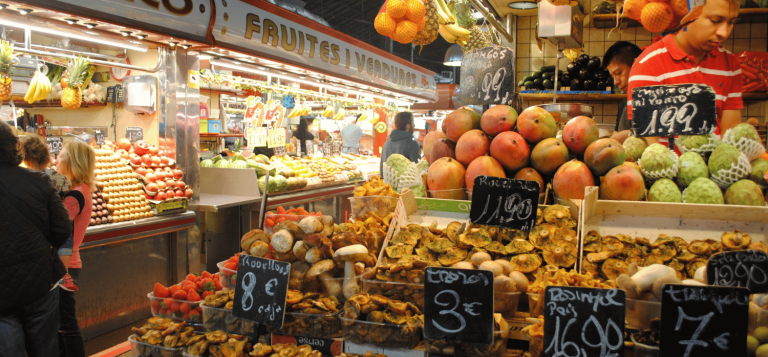 A supermarket teaches shoppers how to keep food fresh
